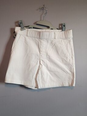 Gloria Vanderbilt White Shape Effect Shorts with Brand Script